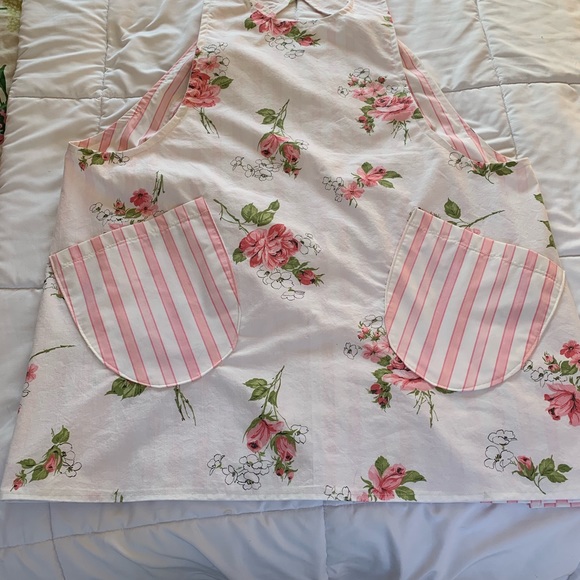 Vintage sheet cross back apron. - Picture 1 of 2
